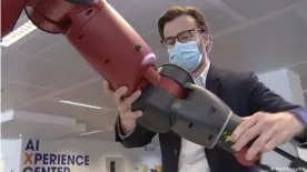  ??  ?? KI-Experte Hans De Canck am Roboterarm: An der Schwelle zur Digitalisi­erung