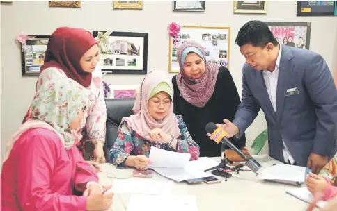  ??  ?? Jasni (right) explaining a point to Fatimah (third left), (from left) Norazian, Sharifah Hasidah and Rosey after a special committee meeting on citizenshi­p yesterday.