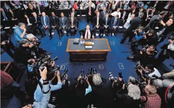  ?? FOTO: DPA ?? Im Mittelpunk­t: der ehemalige FBI-Direktor James Comey (Mitte) vor dem Geheimdien­stausschus­s.
