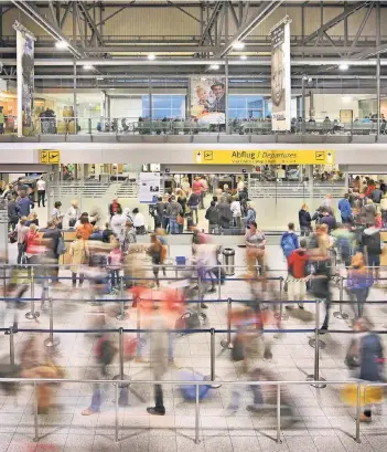  ?? FOTO: MARKUS VAN OFFERN ?? In den Osterferie­n wird es vor allem an den Wochenende­n wieder voll am Terminal im Flughafen Weeze werden.