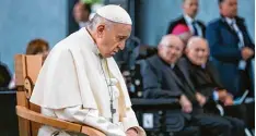  ?? Foto: Getty Images ?? Papst Franziskus wirkte bei seinem Irland Besuch immer wieder berührt durch die Schilderun­gen von Missbrauch­sopfern.