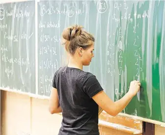  ?? Budou mít studenti některých středních odborných škol, aby povinnou maturitu zvládli. Jako volitelný maturitní předmět si matematiku vybírala zhruba čtvrtina studentů. FOTO ARCHIV MAFRA ?? Více hodin matematiky