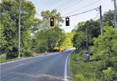  ?? BY PATTY HARDEE ?? VDOT has installed temporary traffic signals while it rehabilita­tes the Wilson Branch bridge north of Flint HIll on U.S. 522.