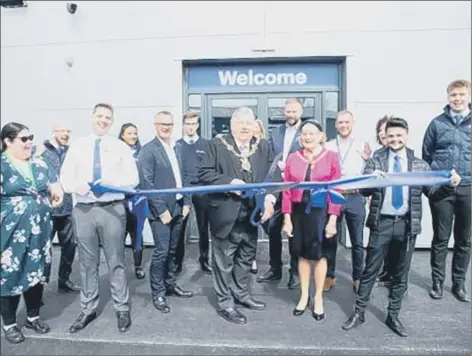 ?? ?? CUTTING THE RIBBON The Lord Mayor of Portsmouth, Councillor Frank Jonas along with Lady Mayoress Mrs Joy Maddox JP joined the Motorpoint team to mark the official opening of the company’s 17th UK store in Hilsea