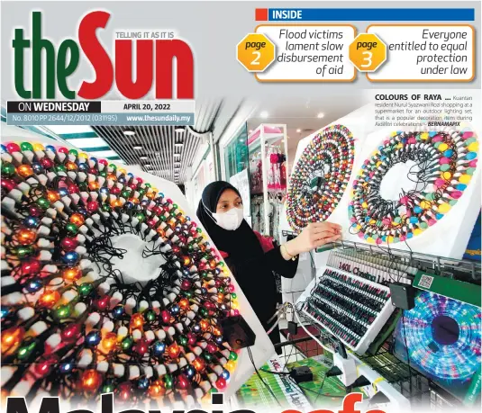  ?? BERNAMAPIX ?? COLOURS OF RAYA ...
Kuantan resident Nurul Syazwani Rozi shopping at a supermarke­t for an outdoor lighting set, that is a popular decoration item during Aidilfitri celebratio­ns. –