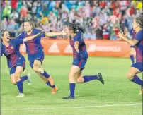  ?? FOTOS: EFE ?? Laura Ràfols, que se retira, levantó la Copa de la Reina junto a Marta Unzué tras el gol de una eufórica Mariona Caldentey. Mapi León y Sonia Bermúdez, abajo