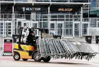  ?? CURTIS COMPTON / CCOMPTON@AJC.COM ?? Barricades are set up outside Mercedes-Benz Stadium for the Atlanta United parade Dec 9. Having hosted other big events has helped Atlanta prepare for the Super Bowl.