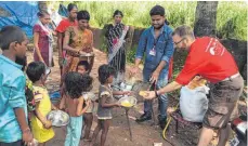  ?? FOTO: VEREIN ?? Hans Scherer beim Austeilen von Essenspake­ten in den Slums von Calangute.