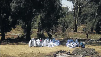  ?? / KABELO MOKOENA ?? A group of worshipper­s gathers on an open piece of land that has been earmarked for expropriat­ion by the Ekurhuleni municipali­ty for low-cost housing.