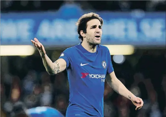  ?? ANDREW COULDRIDGE / REUTERS ?? Cesc Fàbregas, imprescind­ible en l’equip d’Antonio Conte, durant el seu últim partit a Stamford Bridge