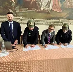  ?? ?? Maggio
Ieri a Palazzo Trissino è stata firmata la convenzion­e fra Ana e Comune in vista dell’adunata nazionale degli alpini dal 10 al 12 maggio. In foto, tra gli altri, il sindaco Giacomo Possamai e il presidente nazionale Ana Sebastiano Favero