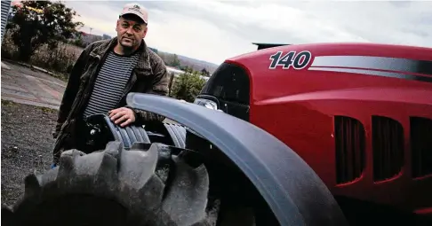  ?? FOTO: FABIAN KLAUS ?? Marco Schirmer aus Schiedunge­n hat drei Stunden gebraucht, um mit seinem Traktor zur Demonstrat­ion nach Erfurt zu kommen.