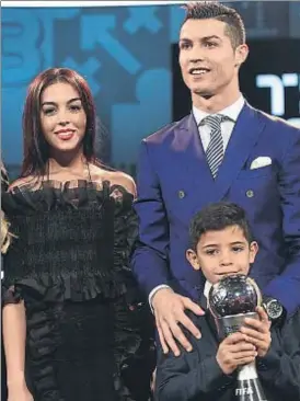  ?? MELANIE DUCHENE / GTRES ?? Ronaldo, su hijo y Georgina Rodríguez, en la gala FIFA el 9 de enero