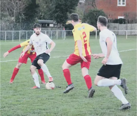  ?? Picture: Tim Hewlett ?? Horsham YMCA and Lingfield do battle at Gorings Mead