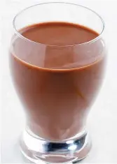  ??  ?? Une tasse de lait au chocolat 2% de la marque Northumber­land contient 28 grammes de sucre, 9 grammes de protéine et demeure une bonne source de calcium, de vitamine D et de vitamine A. Gracieuset­é: SOS Cuisine