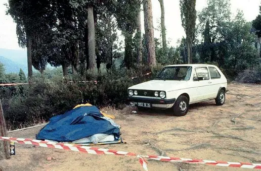  ??  ?? La macchina Golf dei francesi accanto alla tenda in cui furono ritrovati i corpi dei due ragazzi