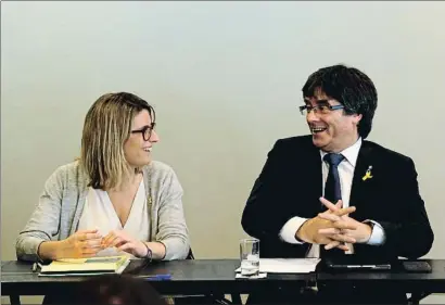  ?? FELIPE TRUEBA / EFE ?? Elsa Artadi y Carles Puigdemont, en la reunión celebrada por JxCat el pasado día 18 en Berlín
