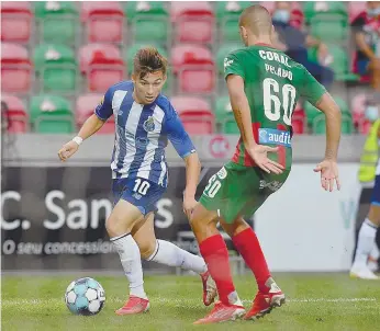  ??  ?? Francisco Conceição tenta passar por Pelágio