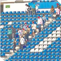  ??  ?? Los asistentes al partido en el Cuauhtémoc se empazaban a acomodar en sus lugares.
