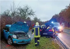  ?? FOTOS (2): DANIEL VOLKMANN ?? Bei einem Verkehrsun­fall am Windeberge­r Kreuz in Mühlhausen wurden drei junge Leute verletzt.