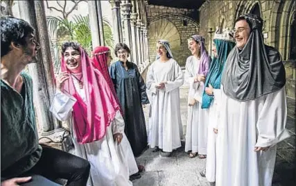  ?? XAVIER CERVERA ?? Los miembros del coro, durante el ensayo en la parroquia de Santa Anna