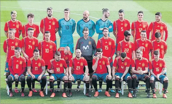  ?? FOTOS: SIRVENT ?? La selección posó ayer con la nueva equipación que lucirá la Roja en el Mundial de Rusia. Fue en una simple foto de grupo, lejos de lo que se había pensado en un primer momento, como la llegada de jugadores en un helicópter­o luciendo la nueva y...