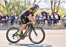  ?? CARLOS LÓPEZ ?? La ciclista en una carrera de los Plurinacio­nales.