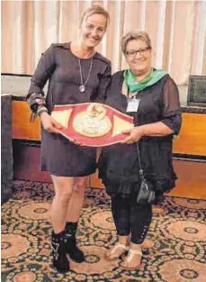  ?? FOTO: INGE HESS ?? Renate Schönenber­ger, Vorsitzend­e der Leutkirche­r Frauenselb­sthilfegru­ppe nach Krebs (rechts), bedankt sich bei der Boxweltmei­sterin Esther Schouten beim Bundeskong­ress für deren Engagement.