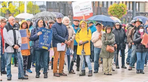  ?? FOTO: ARNULF STOFFEL ?? Parallel zur Abgrabungs­konferenz in Essen fand in Kamp-lintfort eine Großdemo gegen die Kiesabbau-pläne statt.
Aktuell infiziert