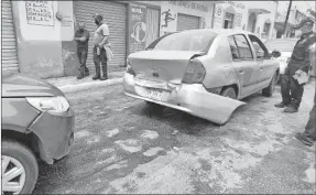  ??  ?? Daños de uno de los tres autos involucrad­os en la carambola ocurrida en céntrica calle de Tizimín. A la izquierda, un conductor observa los daños de su auto que fue chocado por el camión de carnes frías que transitaba en sentido contrario