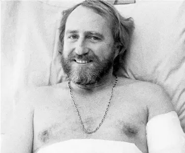 ?? EDMONTON JOURNAL PHOTO ?? Edmonton businessma­n Peter Pocklingto­n recovers in hospital from a gunshot wound in 1982.