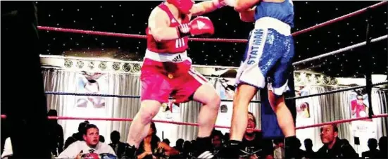  ?? PHOTO: AV PHOTOGRAPH­Y ?? In charge of the cover-up: Nick Statman takes protective action during his bout at the charity white-collar boxing evening