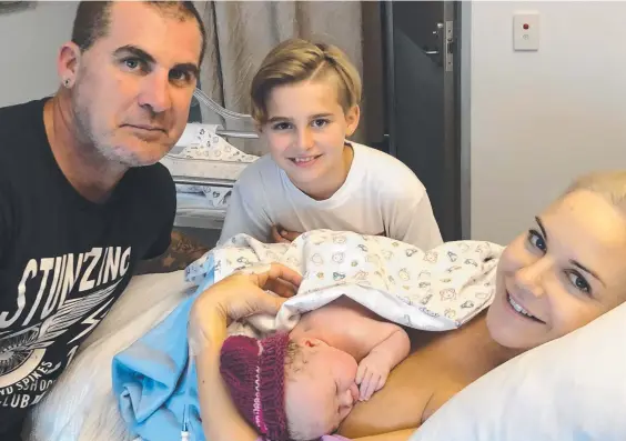 ??  ?? Stuntman Matt Mingay and son Maddox are bedside to welcome newborn Zarlee Danger in the arms of mum Sheena.
