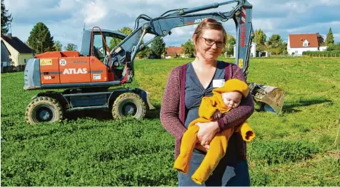  ?? Foto: Peter Stöbich ?? Wo jetzt noch grüne Wiese ist, will Kathrin Jung Schatterny nächstes Jahr mit ihrer Familie einziehen.