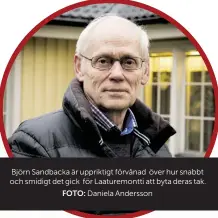  ?? FOTO: Daniela Andersson ?? Björn Sandbacka är uppriktigt förvånad över hur snabbt och smidigt det gick för Laaturemon­tti att byta deras tak.