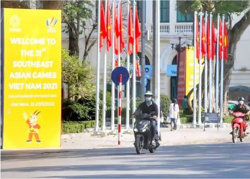  ?? VNS Tuấn Đức
VNA/ ?? Banners and posters are placed around Hoàn Kiếm Lake in Hà Nội ahead of the 31st SEA Games.