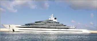  ?? (Photo Sébastien Botella) ?? Depuis quelques jours le « Kaos », superyacht de  mètres de long, attire l’oeil des curieux au port Vauban.