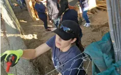  ?? PICTURE: DANEL VILJOEN ?? MANY HANDS: Hundreds of volunteers helped improve kennels at the animal rescue centre, Tears, at the weekend.