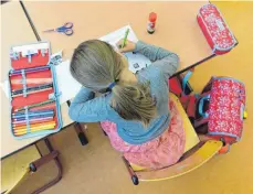  ?? FOTO: FELIX KÄSTLE/DPA ?? Anmeldunge­n für weiterführ­ende Schulen laufen in diesem Jahr anders als sonst ab.