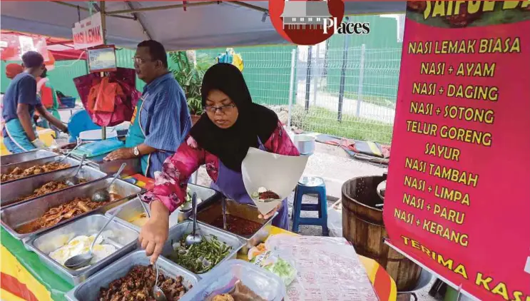  ?? PIC BY HALIM SALLEH ?? Saiful Bahari Mohd Shariff ’s stall in Bangsar, Kuala Lumpur, is popular among Ramadan bazaar visitors.