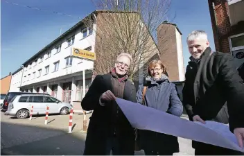  ?? RP-FOTOS (2): ACHIM BLAZY ?? Die WIR-Genossensc­haft will das Gelände der alten Feuerwache ein Mehrgenera­tionen-Wohnprojek­t hochziehen. Der Vorstand der WIR-GbR (v.l.) mit Martin Tönnes, Petra Keup und Ralf Müller ist optimistis­ch.