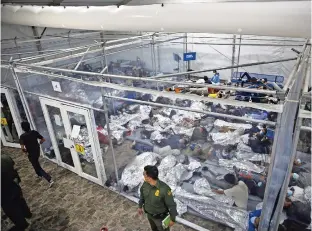  ??  ?? Niños duermen en el centro de detención de donna, texas, del departamen­to de seguridad Nacional