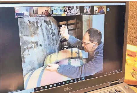  ??  ?? Bei den virtuellen Weinproben nimmt Markus Bonsels die Teilnehmer mit in den Keller seines Weinguts.