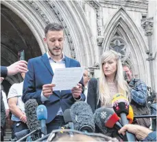  ?? FOTO: DPA ?? Chris Gard und Connie Yates, die Eltern des todkranken britischen Babys Charlie, geben am Montag vor dem Gebäude des High Court eine Pressekonf­erenz.