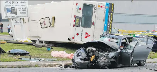  ?? JOHN MAHONEY/MONTREAL GAZETTE ?? A body lies wrapped in a blanket on the grass next to a city bus after the 2012 collision that involved Stacey Snider. She is no longer facing charges.
