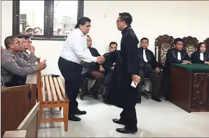  ??  ?? BERLANJUT: Dimas Kanjeng Taat Pribadi (kiri) saat menyalami penasihat hukumnya, M. Sholeh, kemarin.