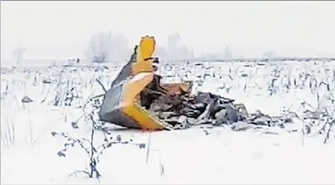  ?? BILD: DPA ?? Trümmertei­le des abgestürzt­en Flugzeugs wurden rund 40 km vom Flughafen Domodedowo entfernt gefunden.