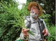  ?? Foto: Schmitt Tegge, dpa ?? „Wildman Steve“erklärt Pflanzen im Central Park.