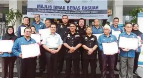  ?? PIC BY HAIRUL ANUAR RAHIM ?? Iskandar Regional Developmen­t Authority chief executive Datuk Ismail Ibrahim (front row, second from left), Johor Malaysian Anti Corruption Commission director Datuk Azmi Alias (fourth from right) and other officials at the Irda headquarte­rs in Johor...