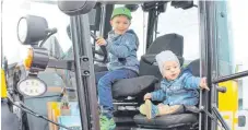  ?? FOTOS: KUHN-URBAN ?? Künftige Traktorfah­rer beim Gewerbetag in Berghülen.